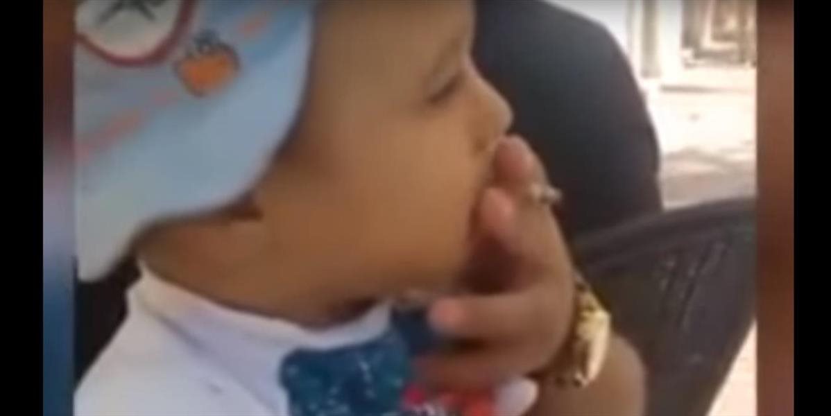Šokujúce VIDEO: Chlapčeka prinútili fajčiť cigaretu a piť pivo!