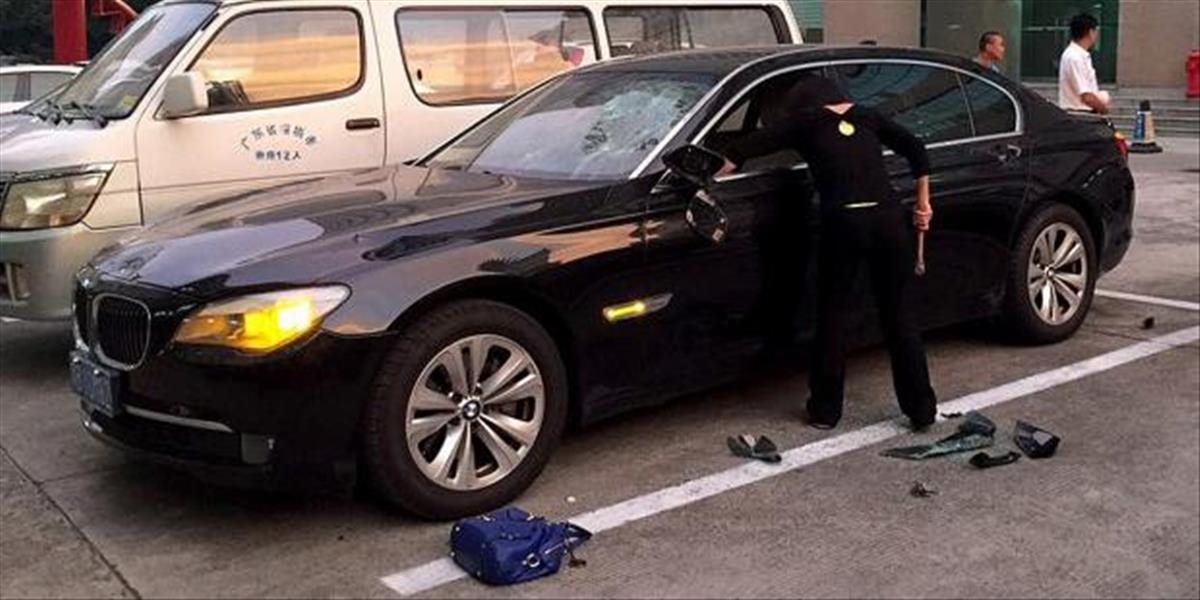 VIDEO Nahnevaná manželka potrestala muža, ktorý ju podviedol: Rozmlátila mu BMW