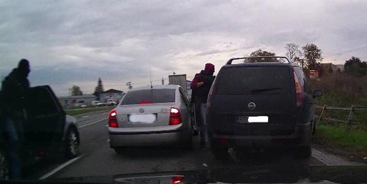 Kukláči zastavili posádku Fiatu Ulysse: Za drogy im hrozia roky za mrežami, napadli aj policajtov