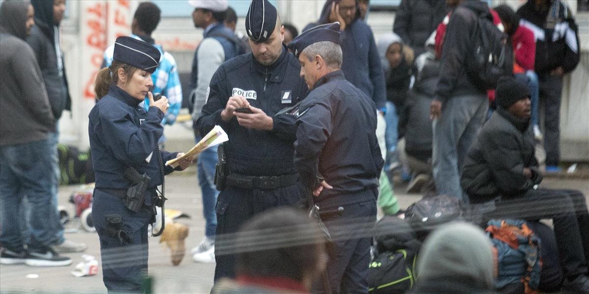 FOTO Polícia začala evakuovať parížsku školu obsadenú migrantmi