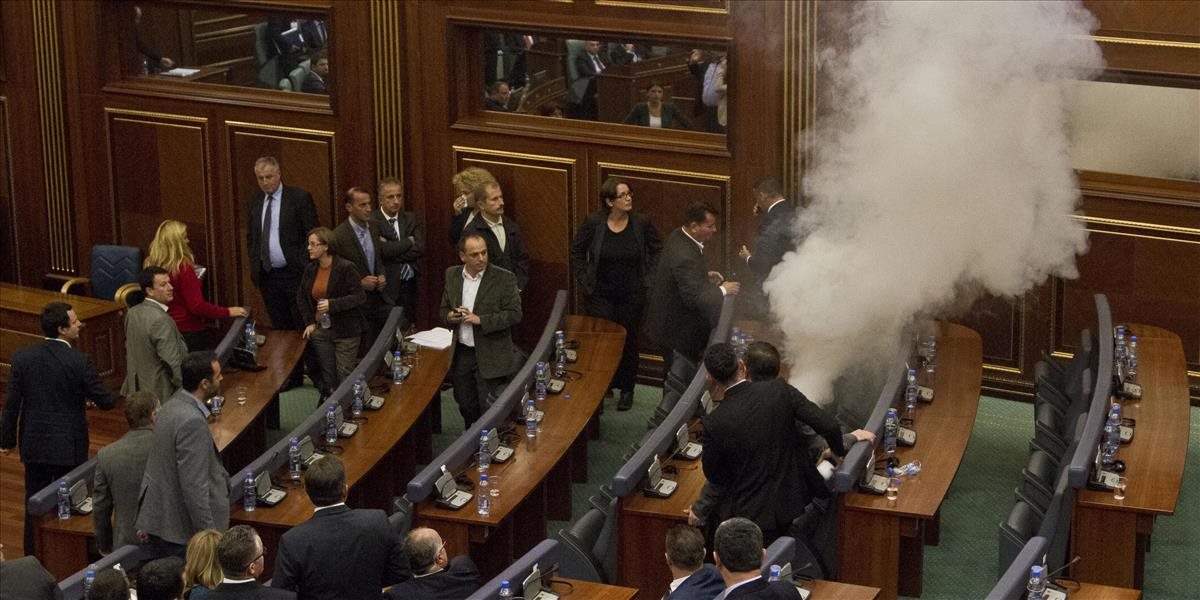 Kosovská opozícia opäť útočila v budove parlamentu so slzotvorným plynom