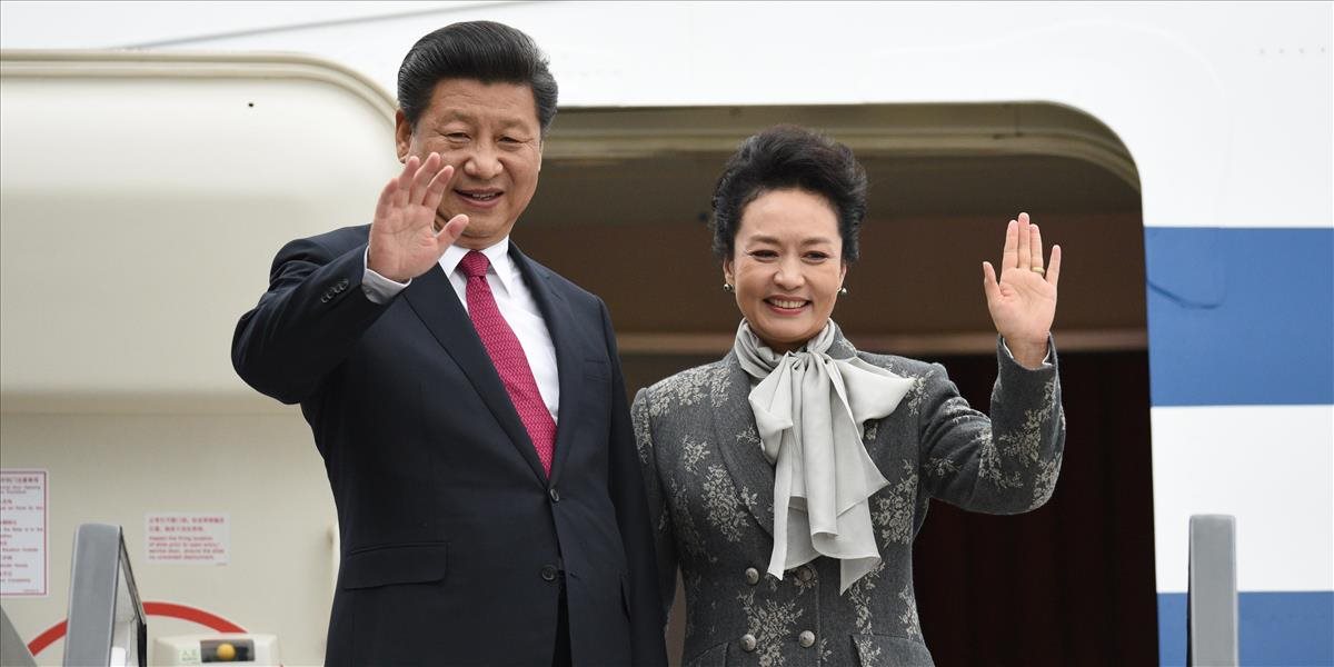 Čínsky prezident ukončil štátnu návštevu Británie výletom do Manchestru