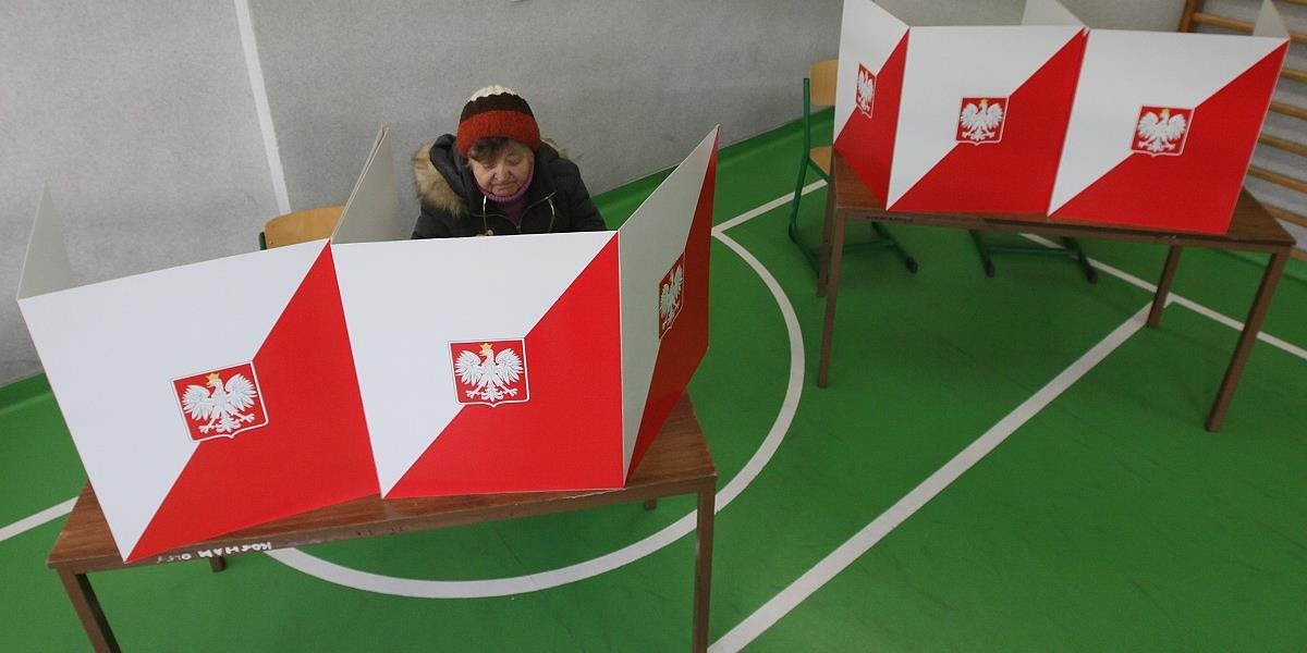 V Poľsku sa konajú parlamentné voľby, favoritom je euroskeptická opozícia