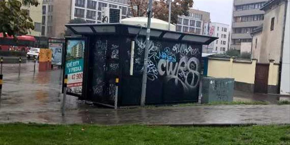 Predajné stánky v Bratislave musia majitelia vyčistiť od grafitov