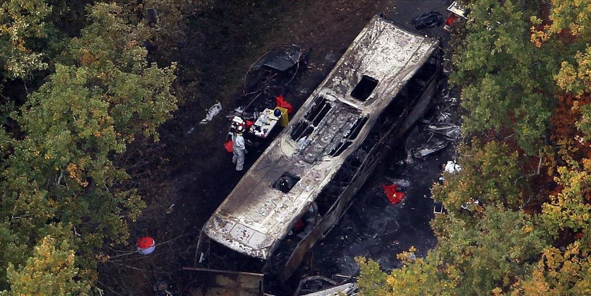 Tragickú nehodu autobusu na juhozápade Francúzska mohla spôsobiť nafta unikajúca z prerazenej nádrže