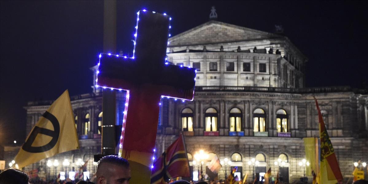 V uliciach Drážďan opäť demonštrovali tisícky stúpencov hnutia Pegida