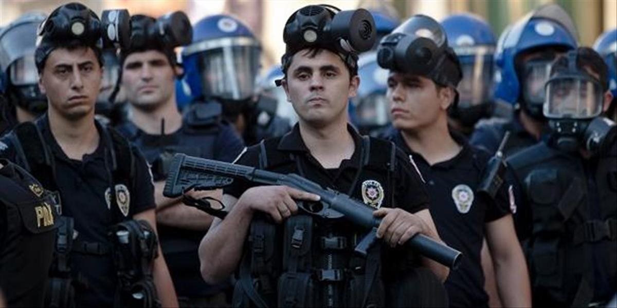 Turecká polícia počas razií proti Islamskému štátu zadržala desiatky podozrivých