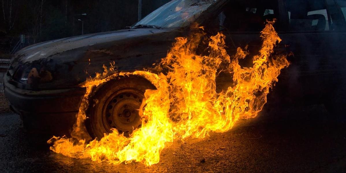 Podpálil auto, hrozí mu až rok za mrežami