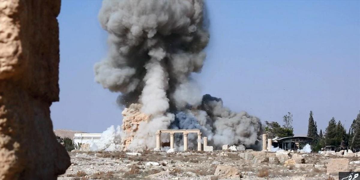 Brutálna poprava Islamského štátu: Troch ľudí odpálili spolu s antickými stĺpmi