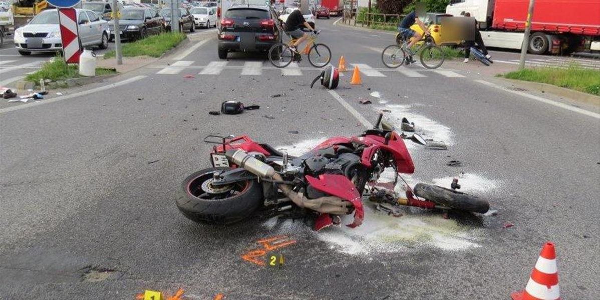 V Bratislave sa zrazilo auto s motocyklom, motocyklista zomrel