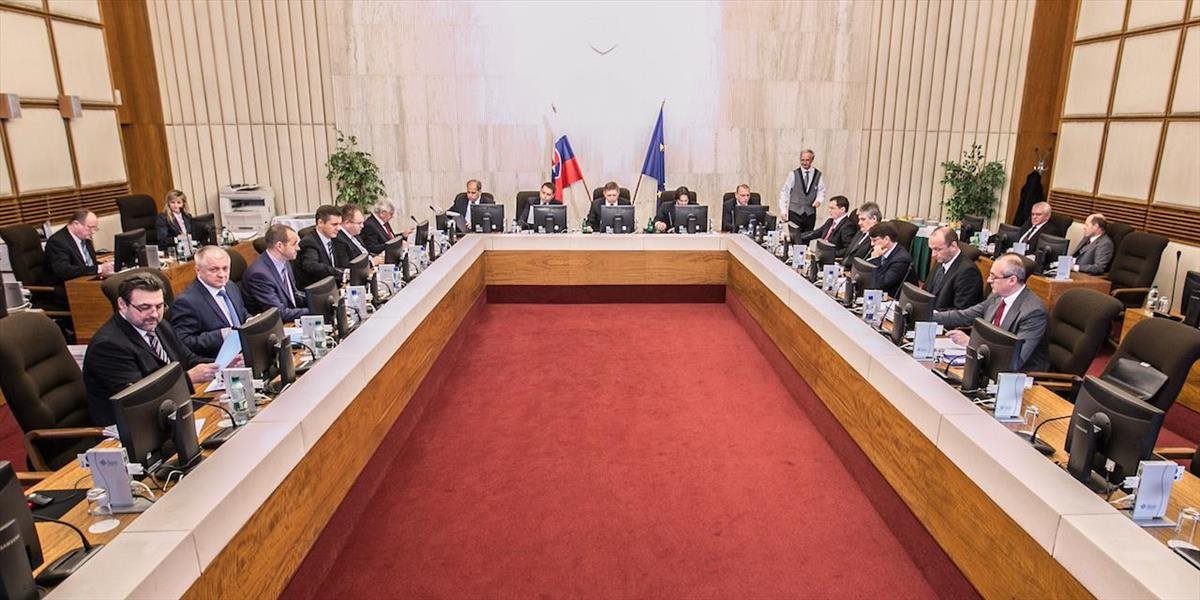 Vláda dnes bude rokovať aj o prítomnosti expertov NATO na území Slovenska