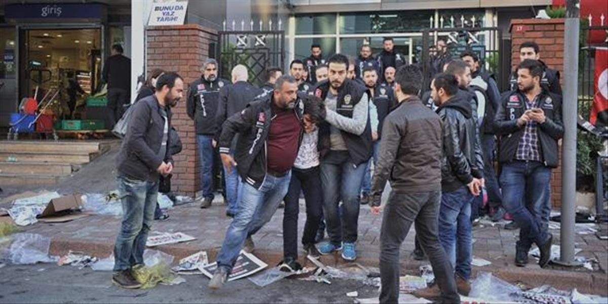 VIDEO Situácia v Turecku je pred voľbami napätá, polícia vtrhla do médií napojených na Erdoganovho nepriateľa