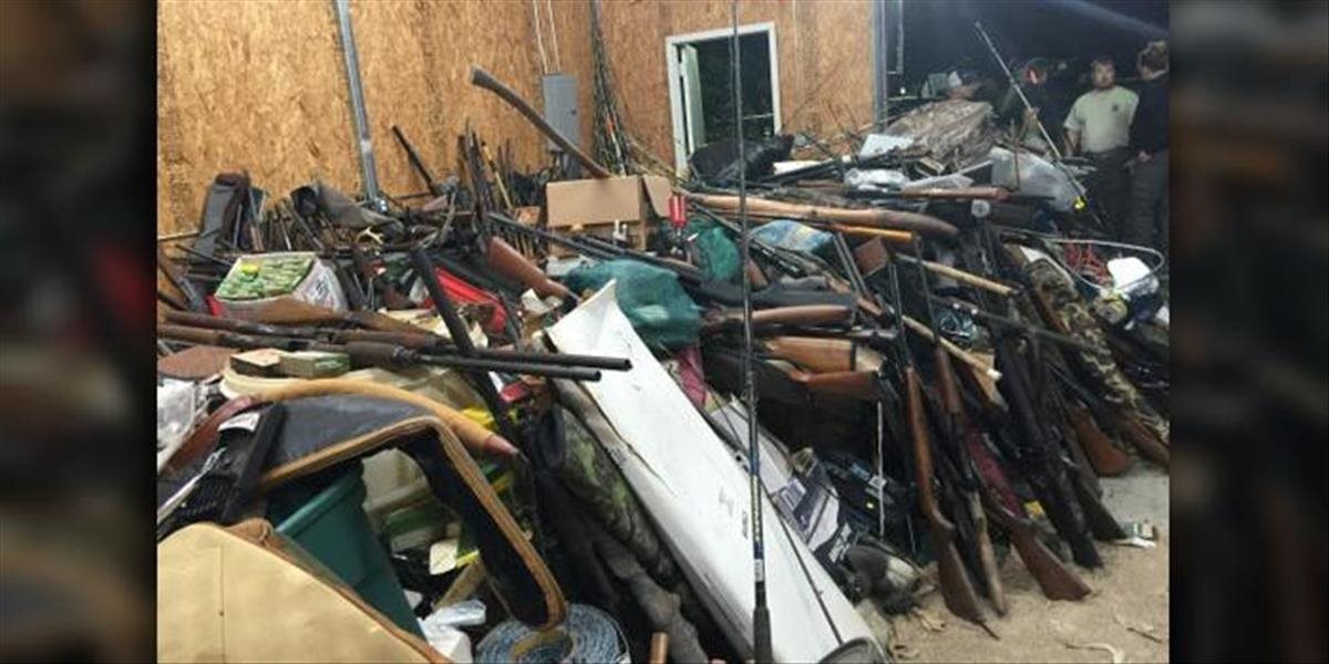 FOTO Americkí policajti objavili v dome zadržaného dílera vyše 7-tisíc strelných zbraní