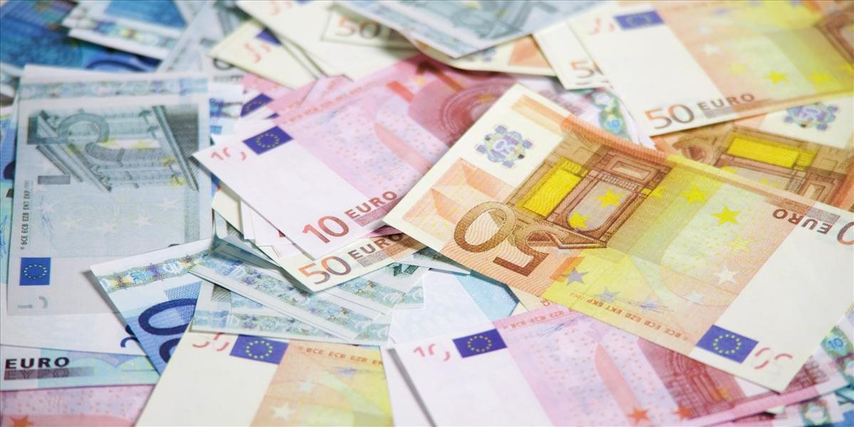 Čoraz viac Slovákov odkladá svoje peniaze do bánk
