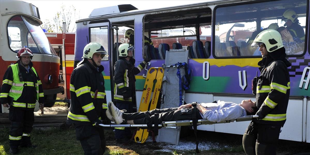 Ďalšia dopravná nehoda: V Bratislave sa zrazil autobus s dvoma osobnými autami