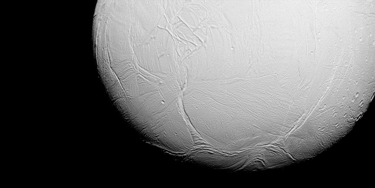 Sonda Cassini úspešne preletela okolo mesiaca Saturnu, vedci čakajú na fotografie a vzorky