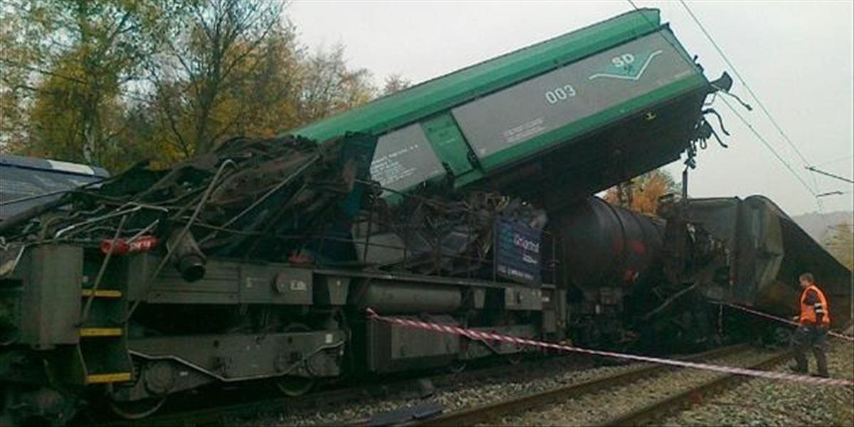 Pri zrážke dvoch nákladných v Česku vlakov zahynul jeden rušňovodič