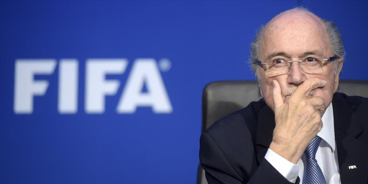Blatter tvrdí, že útoky sponzorov na jeho osobu sú politicky motivované