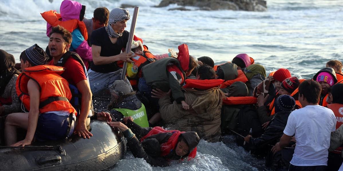 Pri Lesbose sa prevrátil čln so 150 migrantmi, pátranie sťažuje počasie