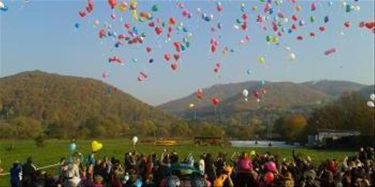 Pod hradom Revište vypustili ľudia stovky balónov s odkazmi pre zosnulých