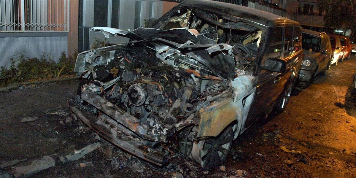 FOTO V Bratislave zhoreli dve autá