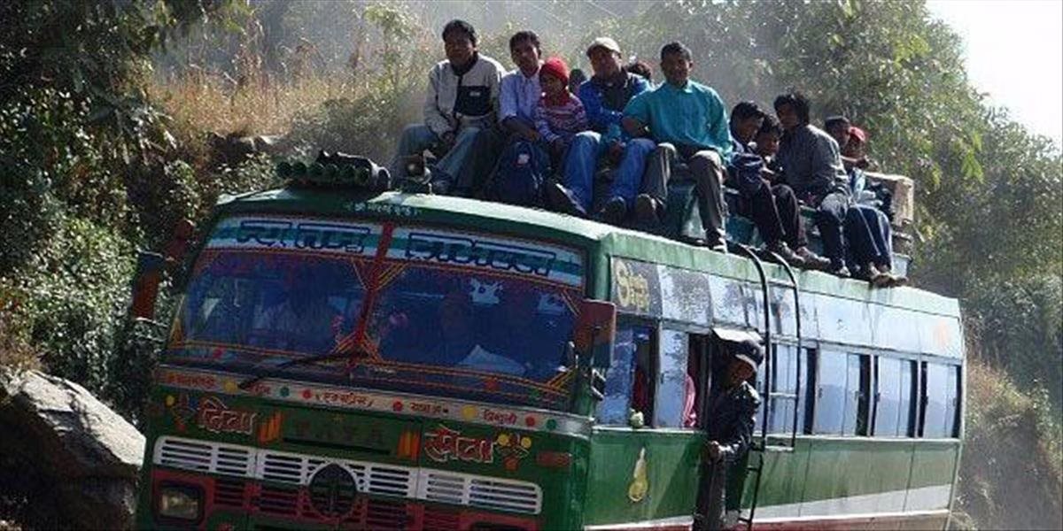 V Nepáli sa z kopca skotúlal preplnený autobus, zahynuli desiatky ľudí