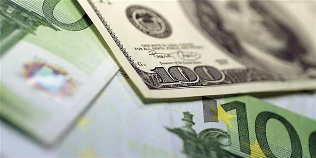 Euro oslabilo voči doláru, investori nakupovali riskantnejšie meny