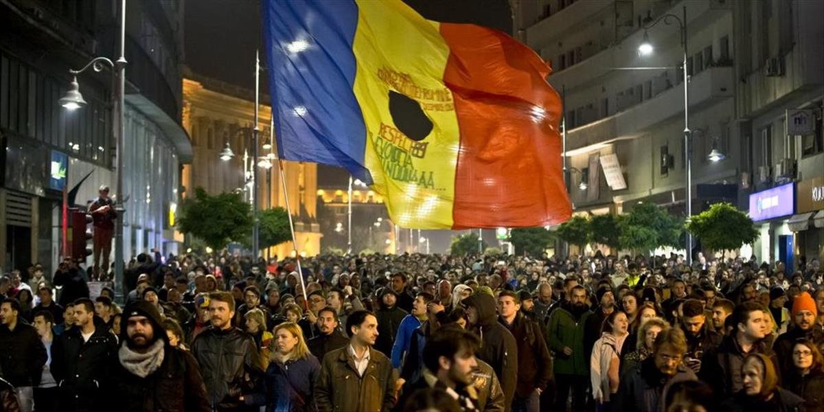 Proti rumunskej vláde protestovalo 20-tisíc ľudí, hrdina z klubu mal pohreb