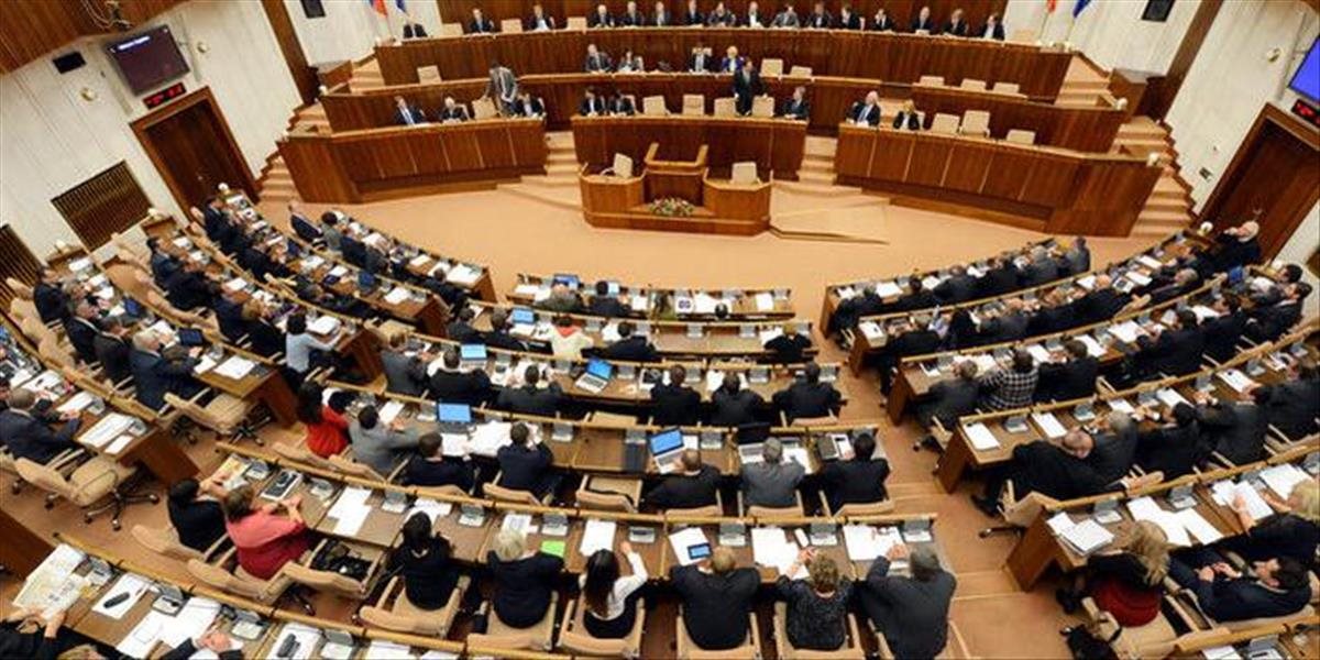 Poslanci prezidentovi nevyhovejú, ústavu kvôli sudcom do volieb nezmenia