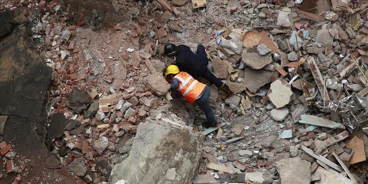 Pri páde továrenskej budovy v Pakistane zahynulo najmenej 18 ľudí