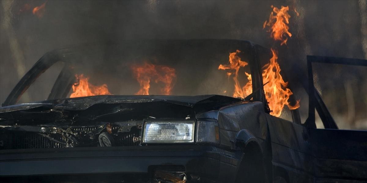 V obci Uhorská Ves zhorel v aute muž: Hasiči minuli 1100 litrov vody