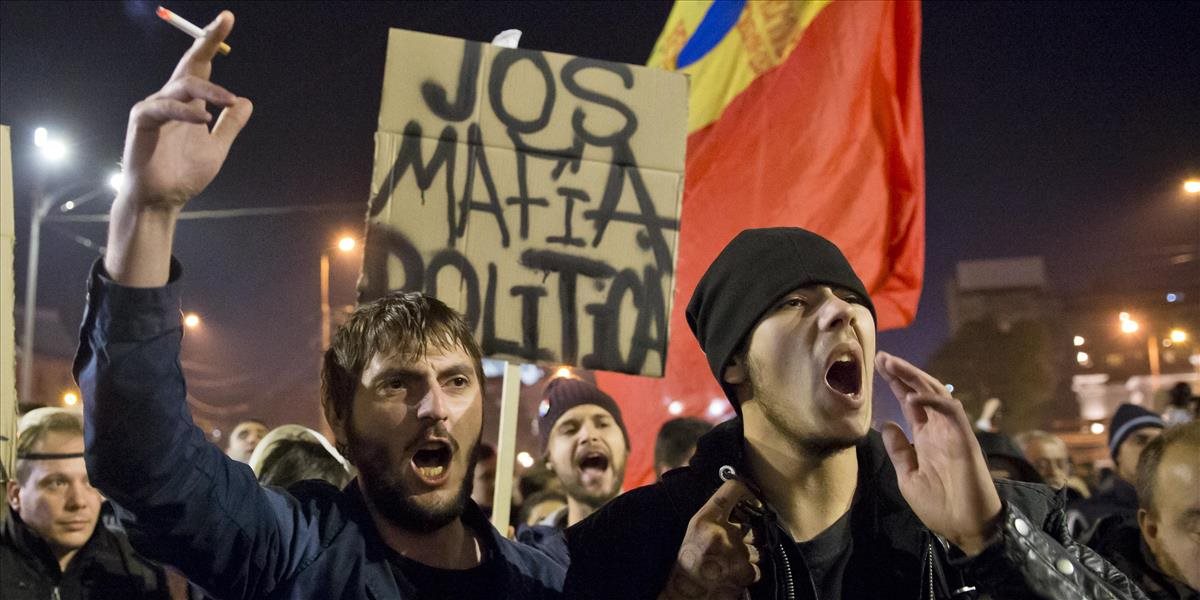 Rumunské mestá opäť zaplnili tisíce demonštrantov požadujúcich predčasné voľby