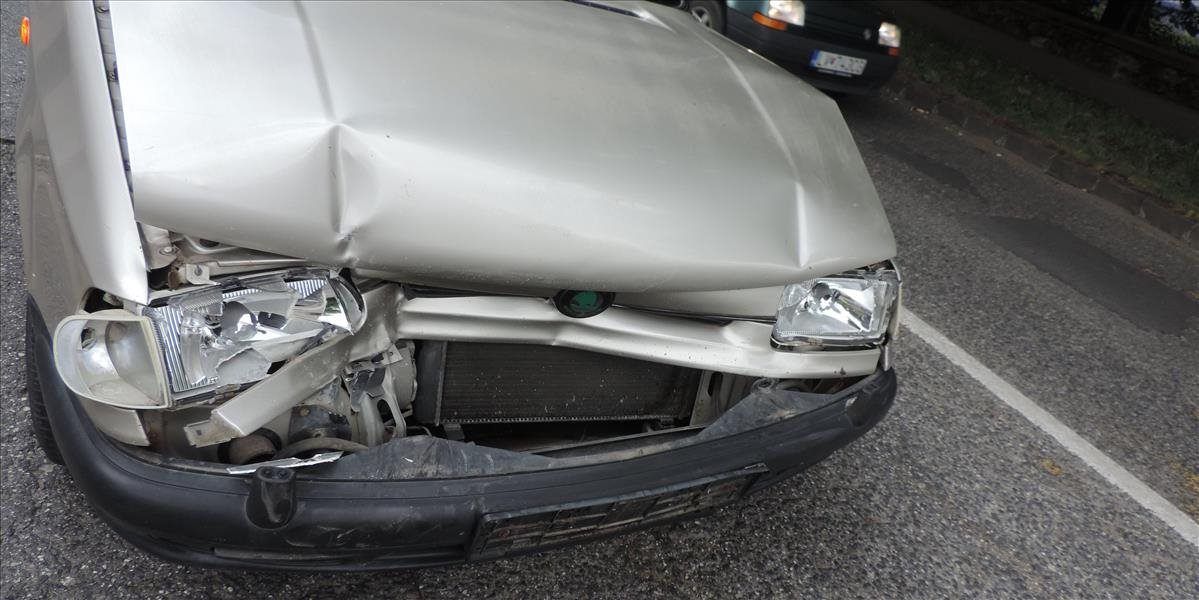 Opitý mladík bez vodičského preukazu poškodil päť zaparkovaných vozidiel