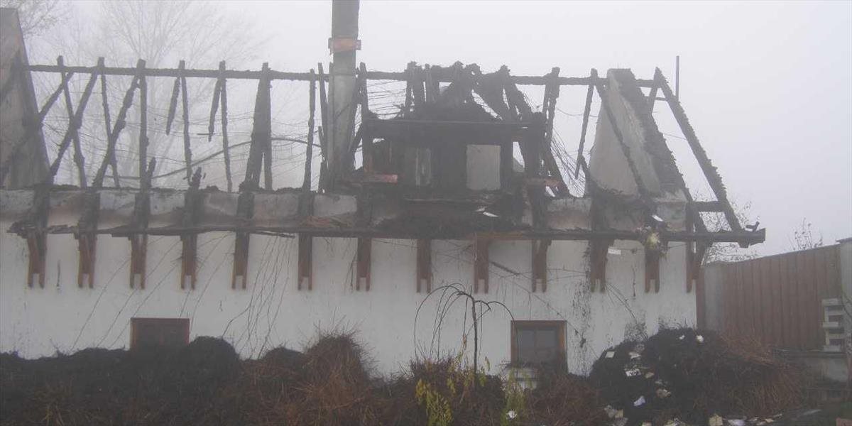 FOTO Pri Jahodnej vzbĺkol dom s trstenou strechou, hasiči s ohňom bojovali celú noc