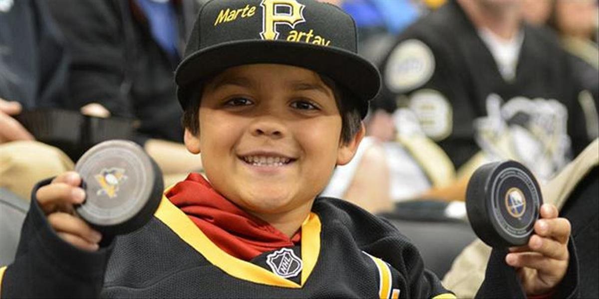 VIDEO Bezcitný fanúšik Pittsburghu Penguins zákerne uchmatol puk malému chlapcovi