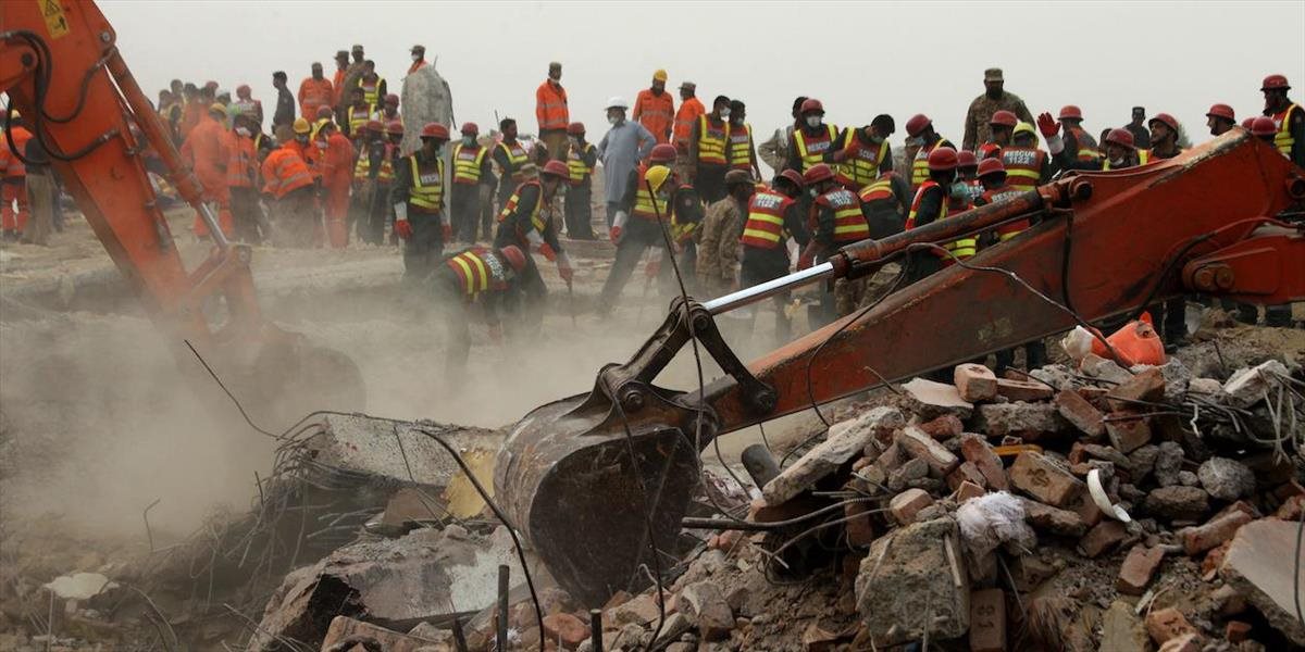 Zrútenie továrenskej budovy v Pakistane: Počet obetí je 37