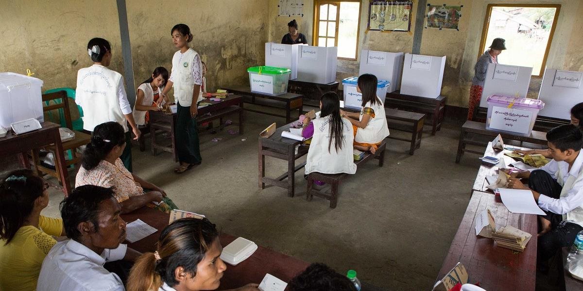 Mjanmarská opozičná líderka Su Ťij hlasovala vo voľbách prvýkrát v živote