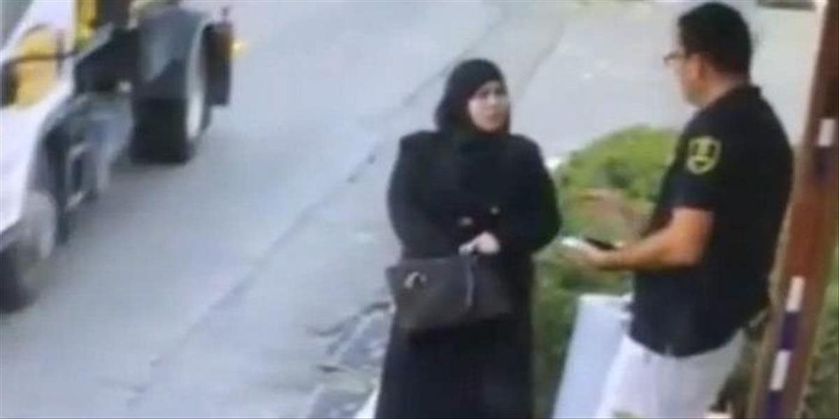 VIDEO Palestínčanka vytiahla z kabelky nôž a pokúsila sa zabiť ochrankára