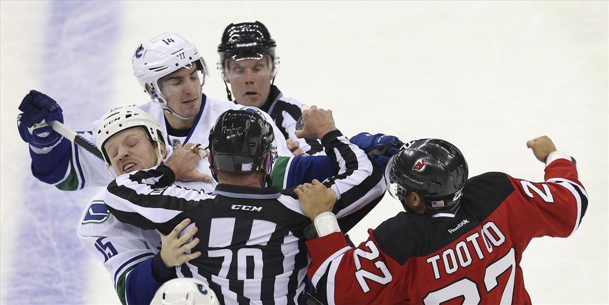 NHL: Burrows vytočil Tootooa, na trestnej lavici mal urážať jeho rodinu