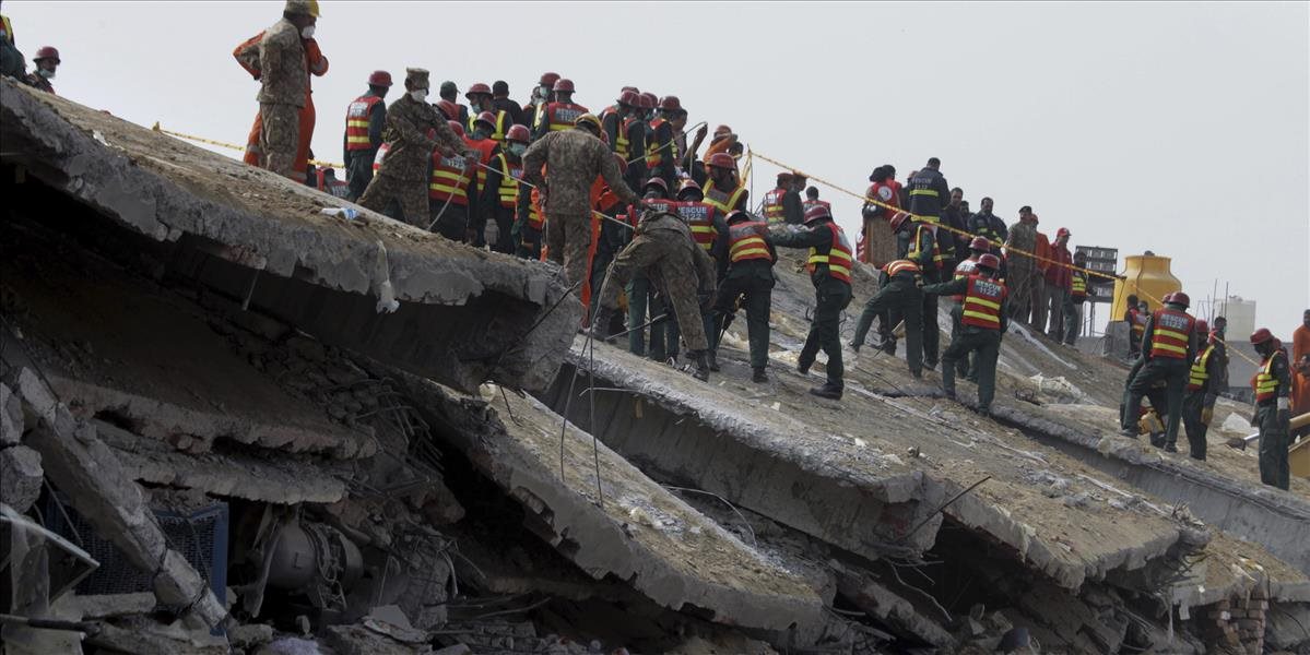 Počet obetí zrútenia továrenskej budovy v Pakistane stúpol na 53