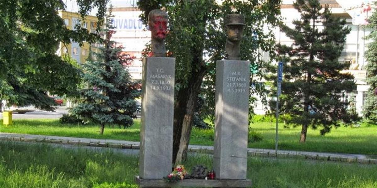 Košičan poškodil bustu T. G. Masaryka, polial ju červenou farbou