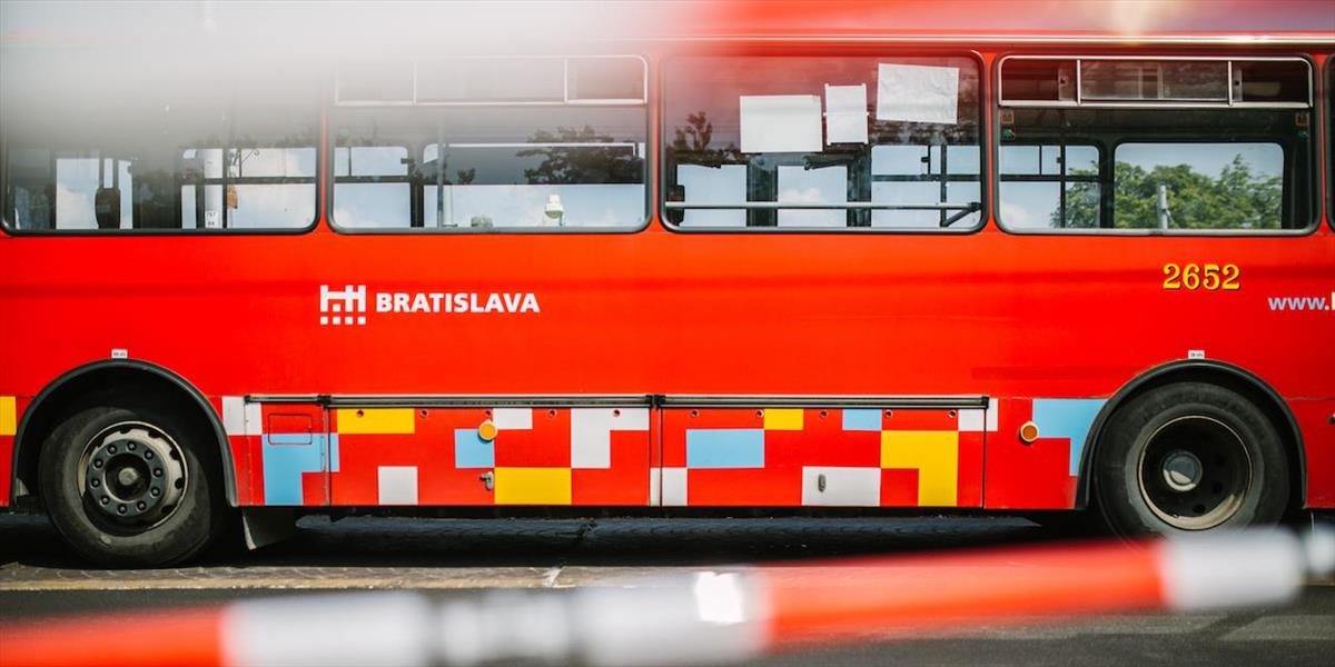 Vodičovi autobusu bratislavskej MHD prišlo nevoľno a havaroval