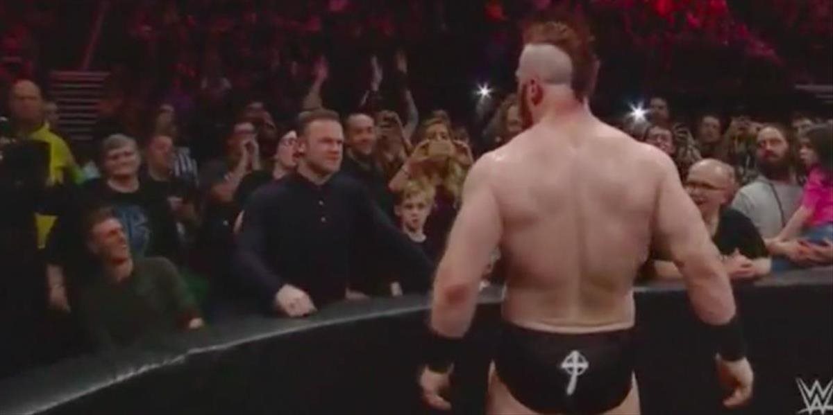 VIDEO Wayne Rooney sa na nočnej zápasníckej show predviedol fackou