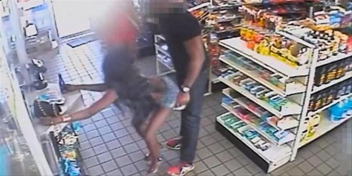 VIDEO Dve obnažené ženy v obchode sexuálne napadli muža, skúšali ho aj okradnúť