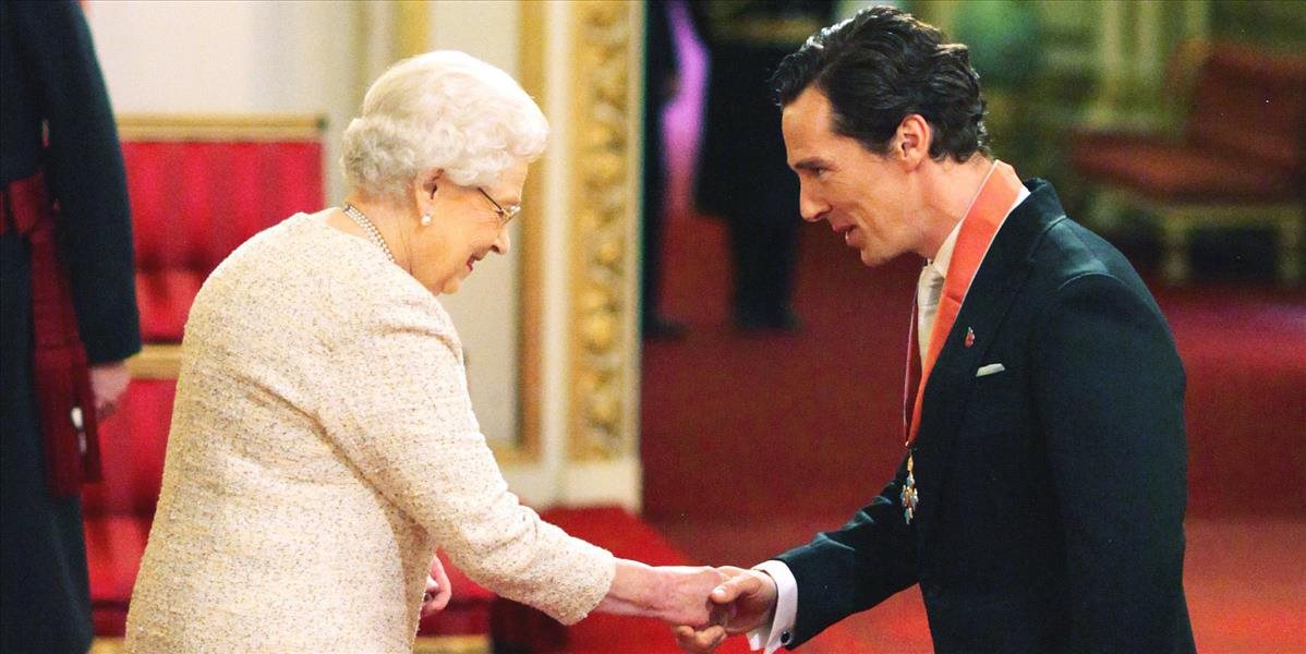 Benedicta Cumberbatcha ocenila kráľovná Alžbeta II.