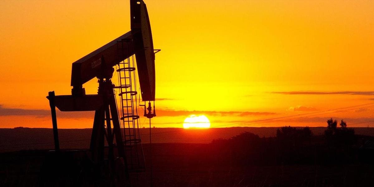 Ceny ropy opäť klesajú, americká WTI sa obchoduje pod 44 USD za barel