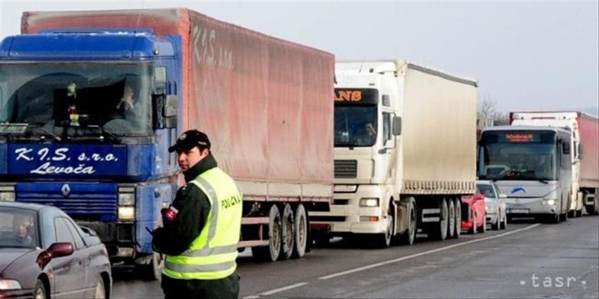 Polícia udelila nákladným autám výnimku na dojazd, chce uvoľniť hraničné priechody
