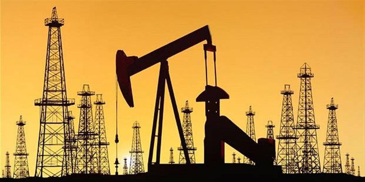 Ceny ropy klesli pre vysoké zásoby v USA, oslabilo aj zlato