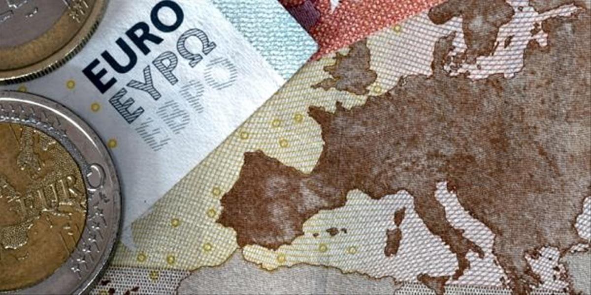 Kurz eura voči doláru mierne vzrástol, ohrozuje ho slabý vývoj nemeckého priemyslu