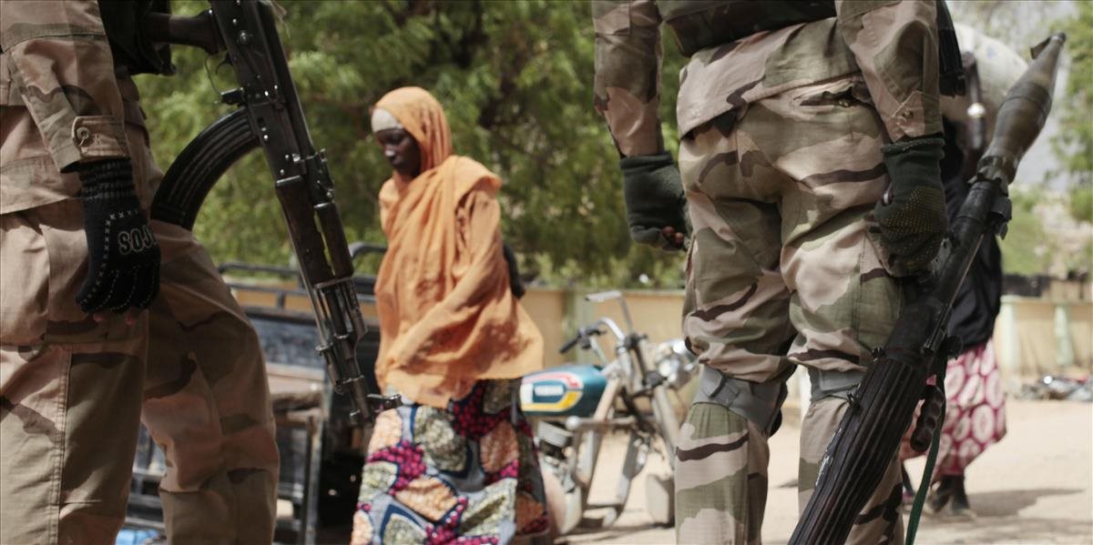 Boko Haram sa pri útoku na dedinu stretol s armádou, zahynuli desiatky ľudí